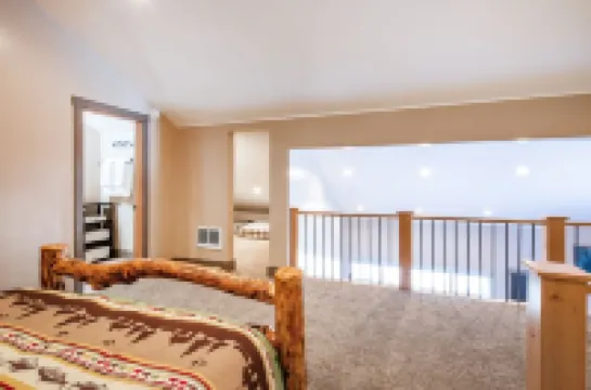 Updated Corner Unit Condo. Next to Giant Steps Ski Lift.