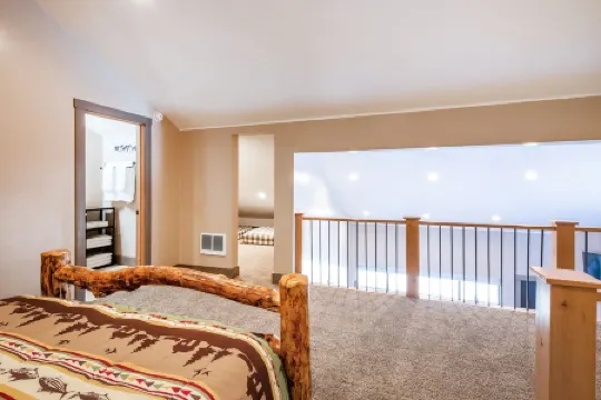 Updated Corner Unit Condo. Next to Giant Steps Ski Lift.