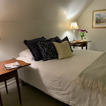 A second floor apartment with en-suite near UNE, Southern Maine beach’s.