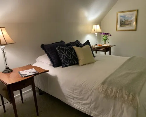 A second floor apartment with en-suite near UNE, Southern Maine beach’s. Hotels in Biddeford