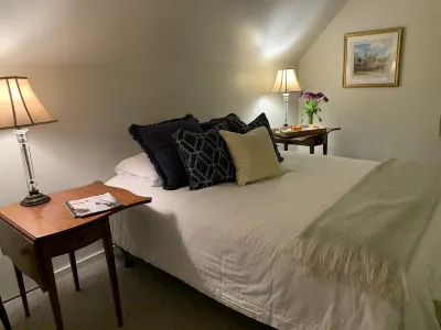 A second floor apartment with en-suite near UNE, Southern Maine beach’s.