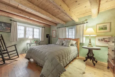 Historic charm of old Taos with modern amenities. Very best location! Отели в г. Таос