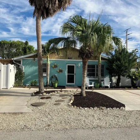 Island Duplex unit: 2-bed/2-bath close to beach, pets welcome