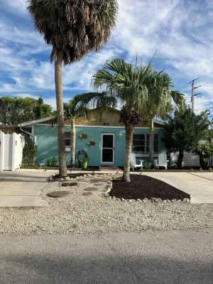 Island Duplex unit: 2-bed/2-bath close to beach, pets welcome