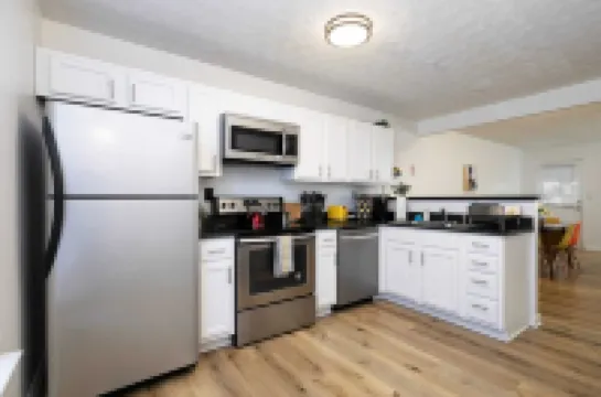 Renovated Townhome Close to Everything - 8 Guests