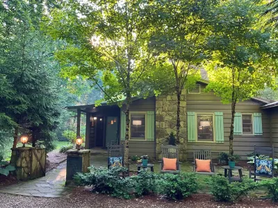 Beautiful Highlands cabin! 8 min to town-Pet friendly-lots of outdoor space Hotel in zona Trailhead for Yellow Mountain Trail