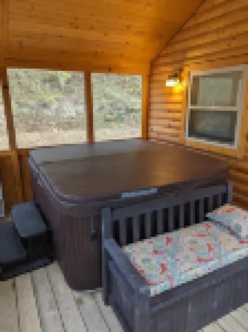 Moose Tracks Cabin with Hot Tub  on screened in porch!