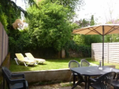 Apartment with enclosed garden and private parking in quiet city center location Hotels in Thonon-les-Bains