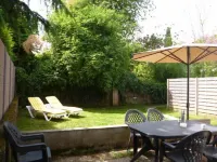 Apartment with enclosed garden and private parking in quiet city center location Hotels in Thonon-les-Bains