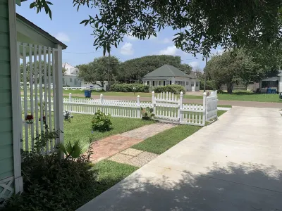 Cute "Little Rose Cottage" is walking distance to downtown Rockport Hotel dekat Rockport Beach Park