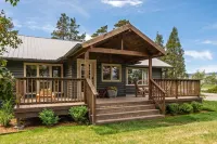 Beautiful Log Farmhouse in Paradise Valley, Montana Hotel a Park County