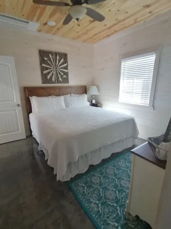 Knotty Squirrel Unit 6 King Suite with pullout sofa Отели в г. Маунтин-Вью