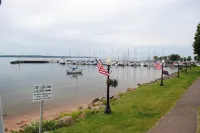 Bayfield condo DTN Bayfield. 1 BR King, 1 Queen Sofa sleeper living room. Hotels near Halvor Reiten Park and Public Beach