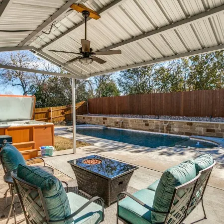 Rockwall Lux Retreat💥Pool&Spa💥Covered Patio-5min walk downtown-Parks-Trails-Lake