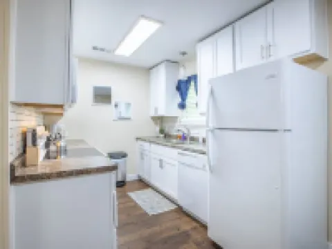 Lovely 2 bedroom in Midlothian, 3 minutes from downtown. Hotels in Midlothian