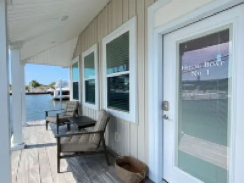 Peaceful! Inviting! Clean! Perfect! Heavenly floating getaway! Dock your boat!!
