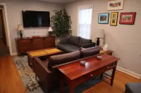 Bluebird // Charming 2-Bedroom, 1 Bathroom House, 5 Blocks to Mayo Clinic