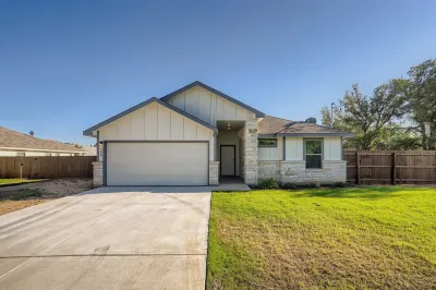 1 block to lake - kid game table - bring the dog Hotels near Lake Lyndon B. Johnson