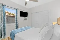 The Blue House.  Steps from Wilton Drive!  Outdoor sitting and dining, Grill, WD