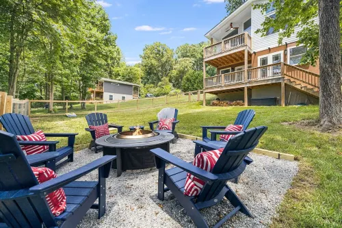 Urban Charmer Near Waterfalls & Wineries w/Fenced Yard- 6 min to Hendersonville