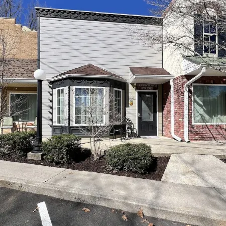 Haven at Hazel ~ Downtown Studio, stylish and centrally located on the square.