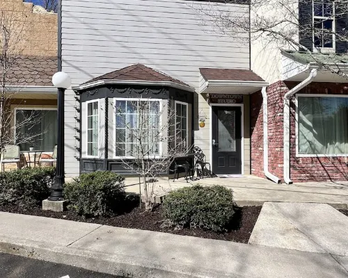 Haven at Hazel ~ Downtown Studio, stylish and centrally located on the square. Hotele w: Demorest