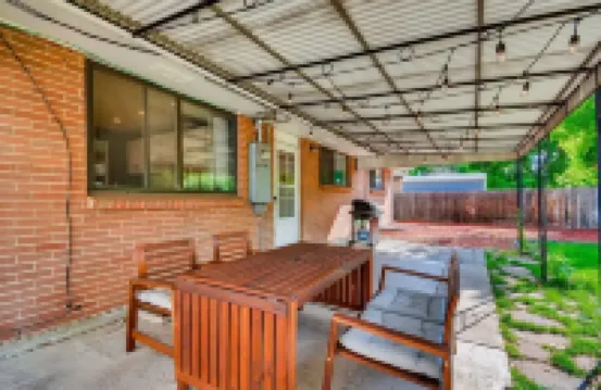 5 Bedroom House with Crib - Walk to Downtown Littleton!