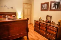 Perfect Couples Retreat – Smoky Mountain View, Hot Tub, Fire Place, King Bed, EV