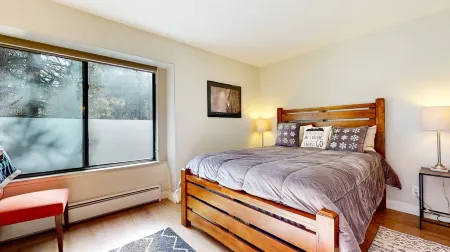 Deluxe remodeled 2 Bedrooms, Loft, 3 Bathrooms Condo close to Eagle Отели в г. Маммот-Лейкс