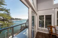 Morningside. Waterfront home with seasonal dock and float, Pet friendly!