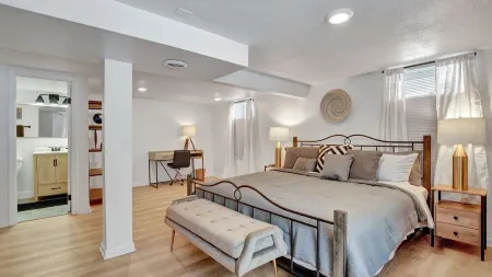 Pet and kid friendly home in Henrietta Отели рядом с достопримечательностью «Технологический институт Рочестер»