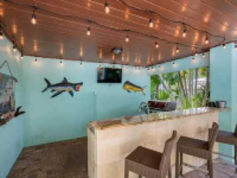 Big Luxury 6 bdrm, Pool, Spa, Bikes, Kayak, Reviews, Beach! Hotels in Holmes Beach