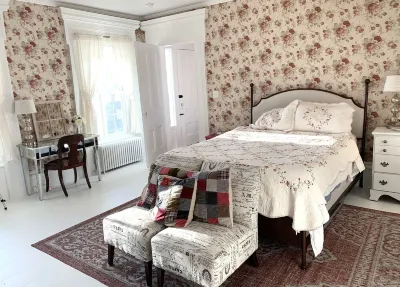 Discounted July 8-16: Waterfront Farmhouse on Cayuga Lake
