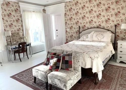 Discounted July 8-16: Waterfront Farmhouse on Cayuga Lake