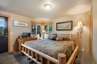 Luxury Cabin 4bdr Mtn and River Views.  Private Hot tub, 2 blocks to downtown