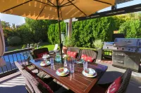 HEATED Swimming Pool, Hot Tub, Steps from Park, Dog Friendly