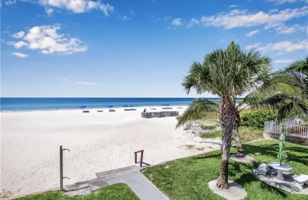 The Seascape Premier Beachfront Cottage: Gulf View, Pool, Hot Tub, BBQ, WiFi Отели рядом с достопримечательностью «Тики Гарденс - Индиан-Шорс Бич Аксесс»