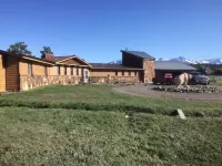 Beautiful riverfront home with BIG views and hot tub Các khách sạn ở Ouray County