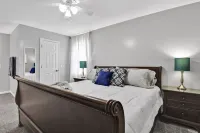 ❖Driveway❖15min → DT❖Family-Friendly❖Yard+Patios❖Corner Lot❖Reserved Parking❖