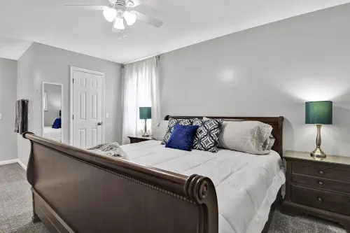 ❖Driveway❖15min → DT❖Family-Friendly❖Yard+Patios❖Corner Lot❖Reserved Parking❖