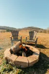 Fire Pit, Fenced Yard, Fireplace, Hot Tub, Country Tranquility 100 Meg Internet,