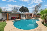 Large 4 Bedroom Home - Pool - Mini Golf - FirePit