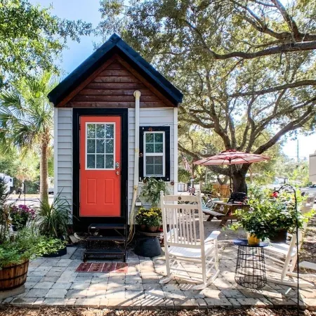 A Whimsical Tiny House, Shaded by Oaks and Near Sugar-Sand Beaches and Bay!