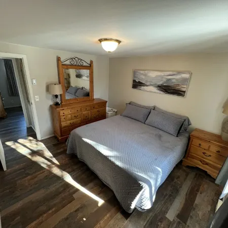 Cozy two Bedroom close to lake. Dogs Allowed. Semi private Hot Tub. Large Yard.