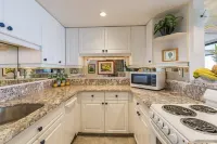 Oceanfront, adjacent to North Ka'anapali Beach, Central A/C! Newly reduced rates