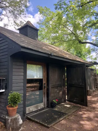 Cozy Designer Cottage Outside NYC on Private Historic Estate-Near NYC Отели рядом с достопримечательностью «Crown Plaza»