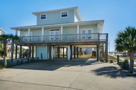 Beachside Haven: Spacious 6-Bedroom Retreat Just Steps from the Sand