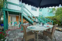 A Tropical Beauty🏝🏠 Historic Charm + Modern Luxury - 2-Star