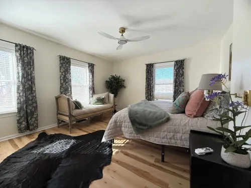 On the Fox/River access/Kayaks/Deck with lounging and dining/Free Parking