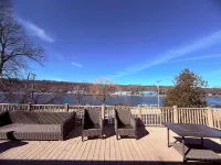 On the Fox/River access/Kayaks/Deck with lounging and dining/Free Parking Massage Green Spa 주변 호텔